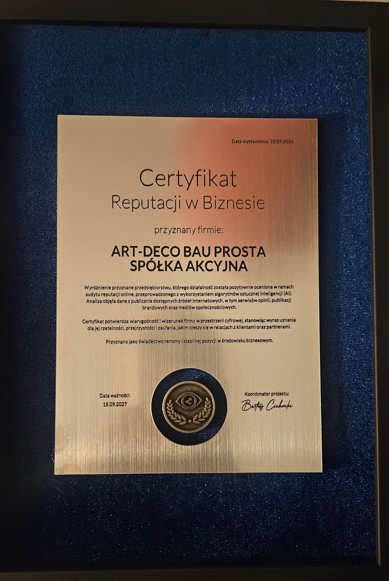 Certyfikat Reputacji w Biznesie przyznany firmie Art-Deco Bau Prosta Spółka Akcyjna, w czarnej ramie na granatowym tle