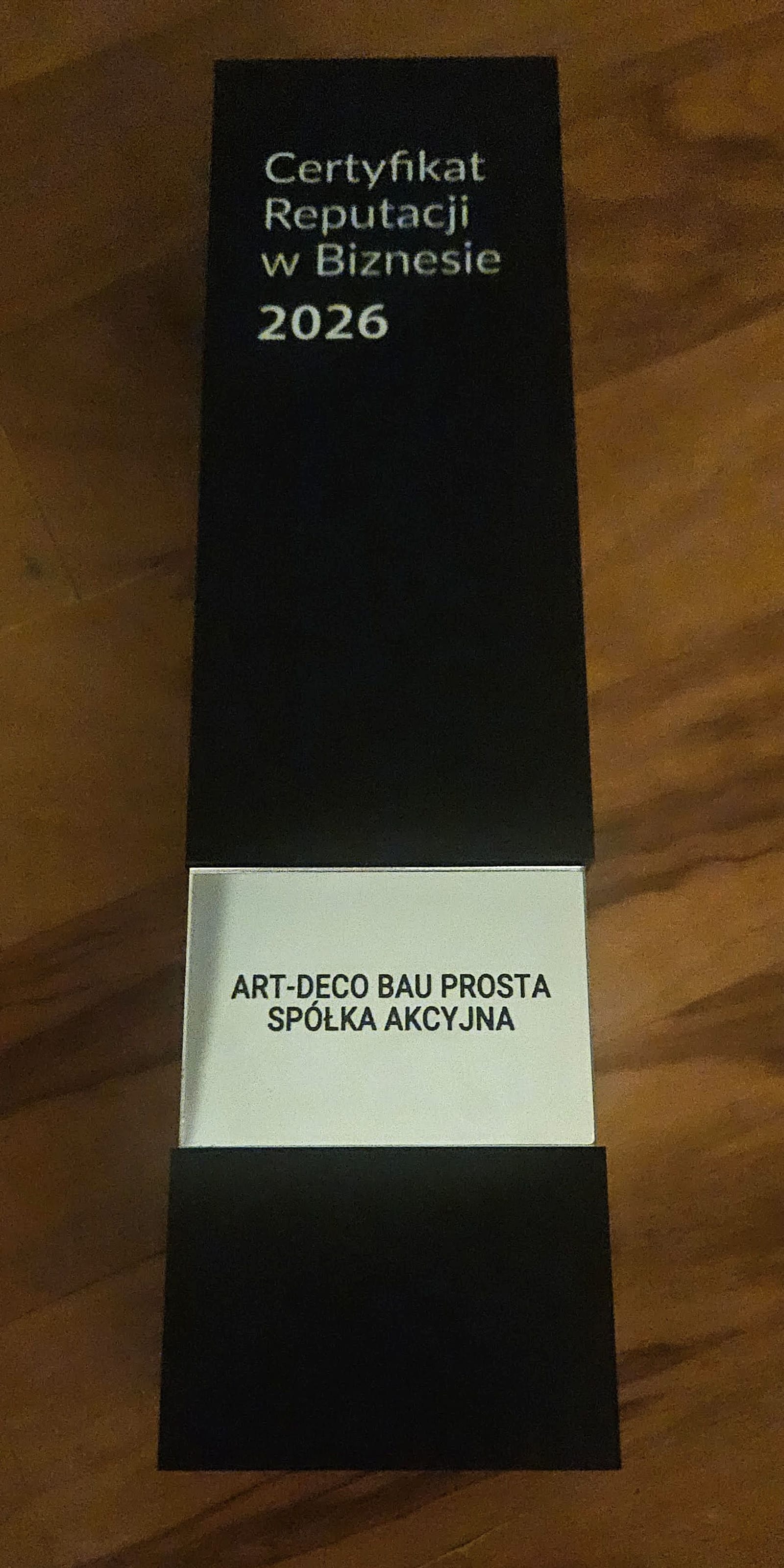 Statuetka Certyfikat Reputacji w Biznesie 2026 z nazwą firmy Art-Deco Bau