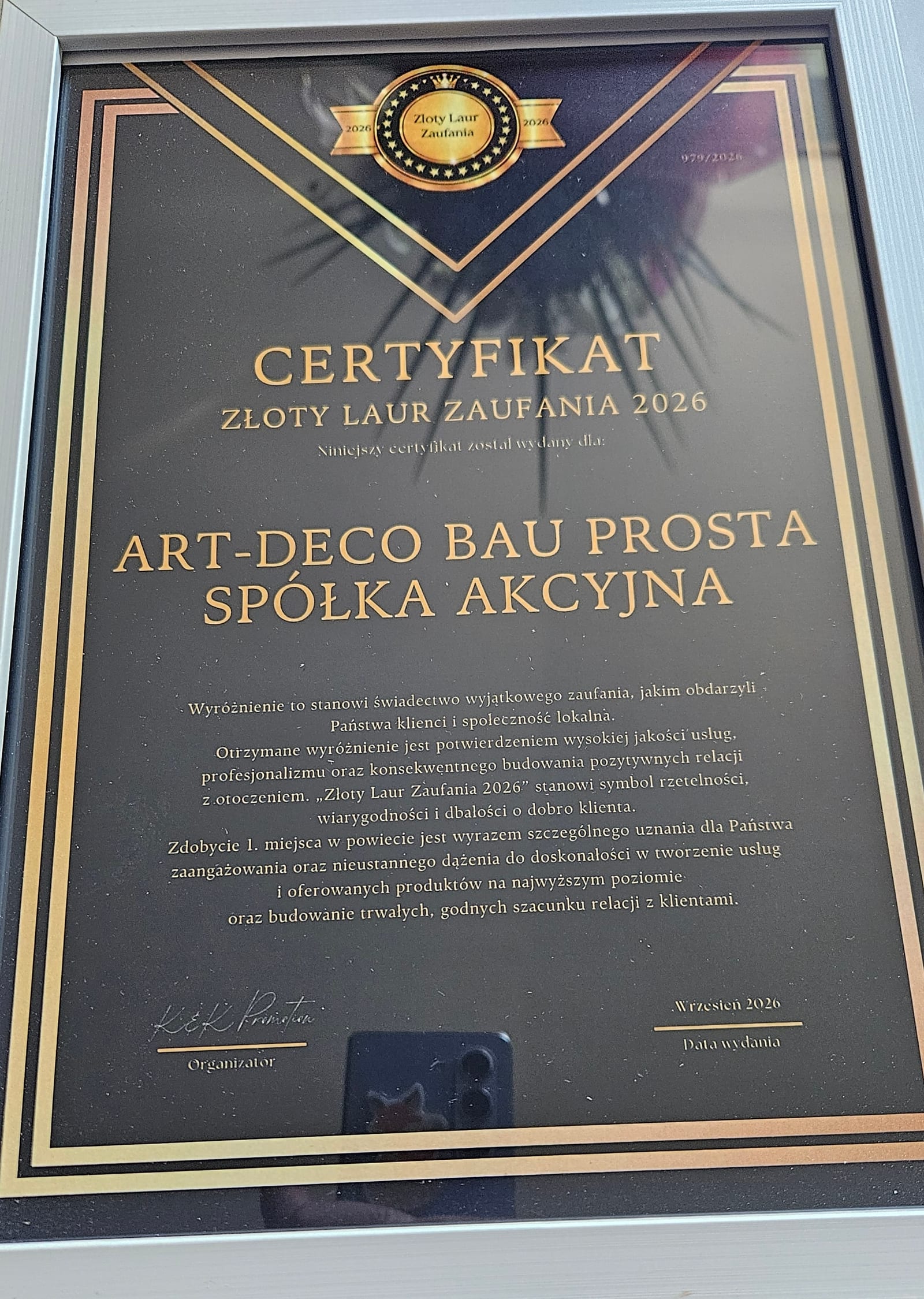 Certyfikat Złoty Laur Zaufania 2026 wydany dla Art-Deco Bau Prosta Spółka Akcyjna, w białej ramie